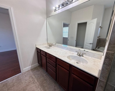 13237 Fountainbleau Drive - Photo Thumbnail 12