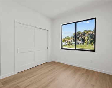 1204 Groveland Avenue - Photo Thumbnail 16