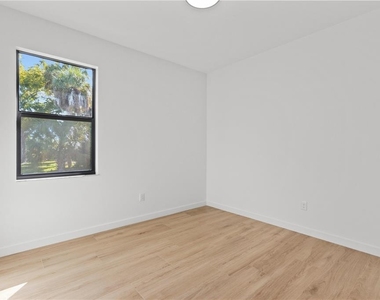 1204 Groveland Avenue - Photo Thumbnail 12