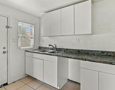 218 Nw I Avenue - Photo Thumbnail 5