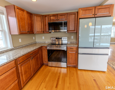135 Middlesex Avenue - Photo Thumbnail 4