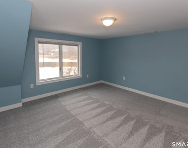 135 Middlesex Avenue - Photo Thumbnail 16