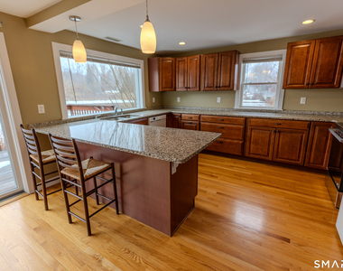 135 Middlesex Avenue - Photo Thumbnail 3