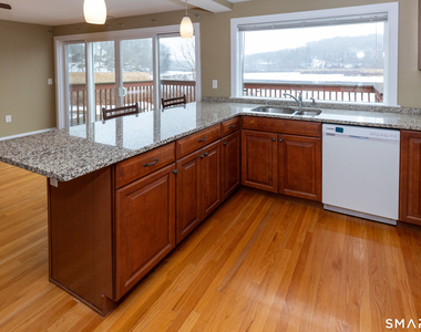 135 Middlesex Avenue - Photo Thumbnail 2