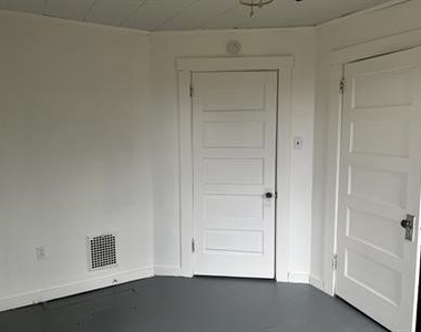 832 Vankirk Street - Photo Thumbnail 2