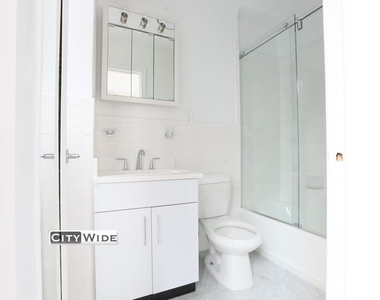 140 East 46th Street - Photo Thumbnail 2