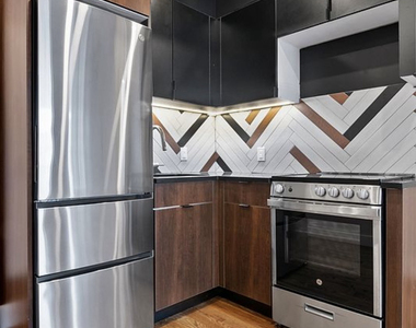 550 Van Buren Street - Photo Thumbnail 3