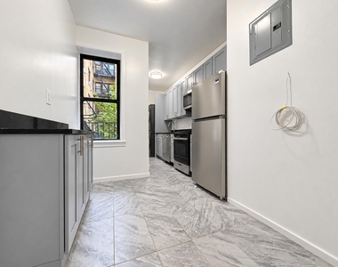 121 Bennett Avenue - Photo Thumbnail 6