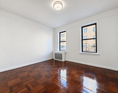 121 Bennett Avenue - Photo Thumbnail 4