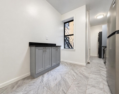 121 Bennett Avenue - Photo Thumbnail 8