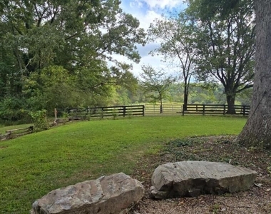 812 Bessie Lane - Photo Thumbnail 38