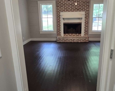 812 Bessie Lane - Photo Thumbnail 11