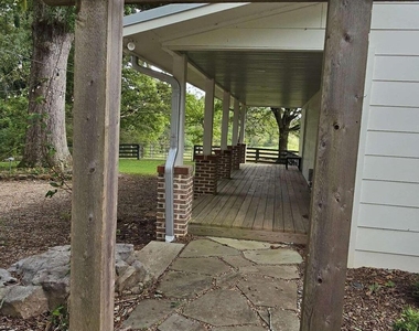 812 Bessie Lane - Photo Thumbnail 4