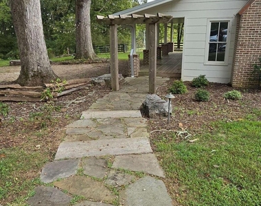 812 Bessie Lane - Photo Thumbnail 3