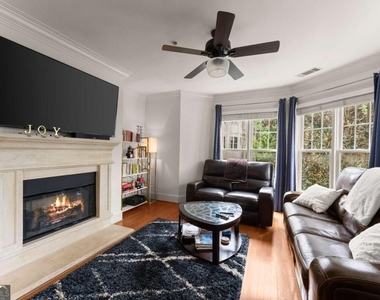 828 Highland Lane Ne - Photo Thumbnail 4