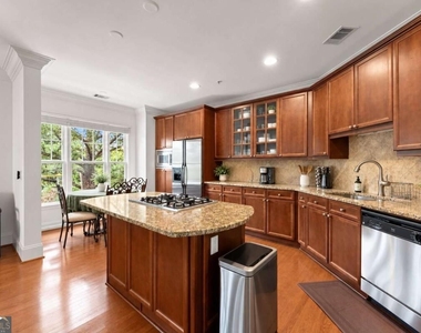 828 Highland Lane Ne - Photo Thumbnail 2