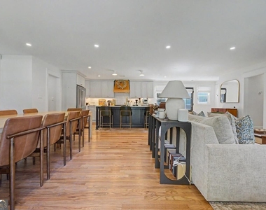 512 Cherokee Street Ne - Photo Thumbnail 3