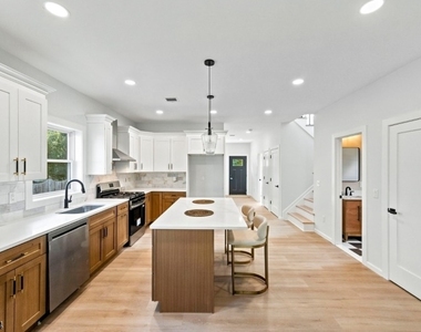 139 Main St - Photo Thumbnail 5