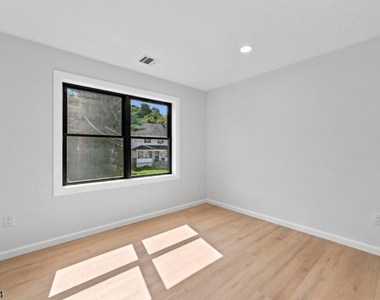 139 Main St - Photo Thumbnail 26