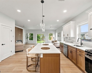 139 Main St - Photo Thumbnail 7