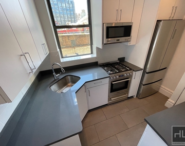 West 72 Street - Photo Thumbnail 3