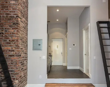 West 14 Street - Photo Thumbnail 8