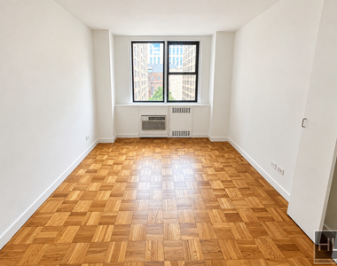 East 79th Street - Photo Thumbnail 5