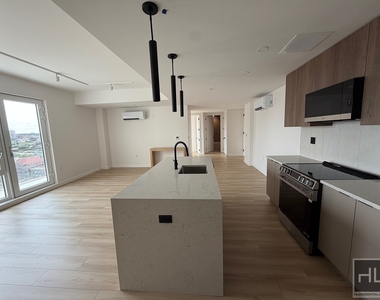 4 Avenue - Photo Thumbnail 2