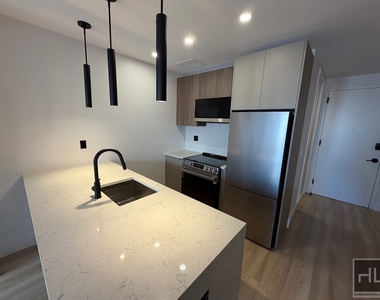 4 Avenue - Photo Thumbnail 3