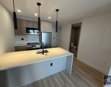 4 Avenue - Photo Thumbnail 2