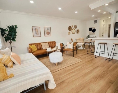 1232 Sw 30th Place - Photo Thumbnail 6