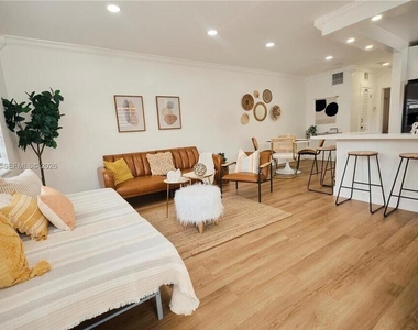 1232 Sw 30th Place - Photo Thumbnail 2