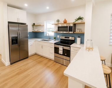1232 Sw 30th Place - Photo Thumbnail 10