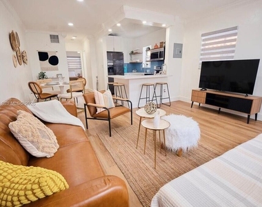 1232 Sw 30th Place - Photo Thumbnail 7