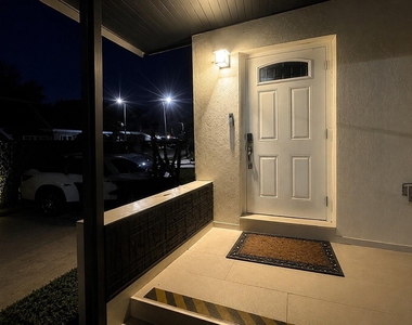 1232 Sw 30th Place - Photo Thumbnail 5