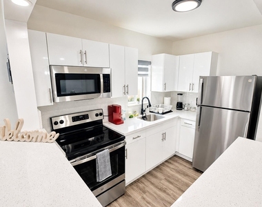 1232 Sw 30th Place - Photo Thumbnail 3