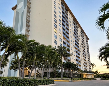 400 Kings Point Drive - Photo Thumbnail 30