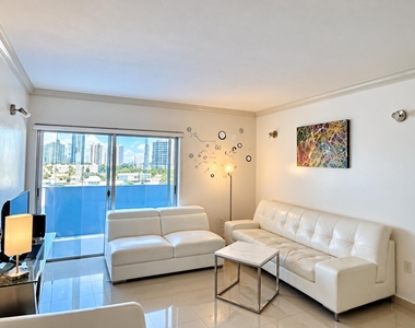 400 Kings Point Drive - Photo Thumbnail 3