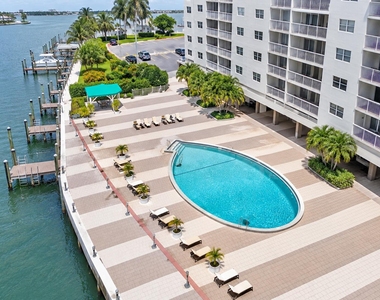 400 Kings Point Drive - Photo Thumbnail 17