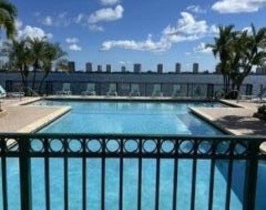 1135 Lake Shore Drive - Photo Thumbnail 10
