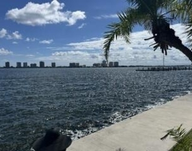 1135 Lake Shore Drive - Photo Thumbnail 2