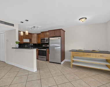 4051 Ne 13th Avenue Ne - Photo Thumbnail 6
