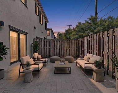 20538 Ne 2nd Court - Photo Thumbnail 13