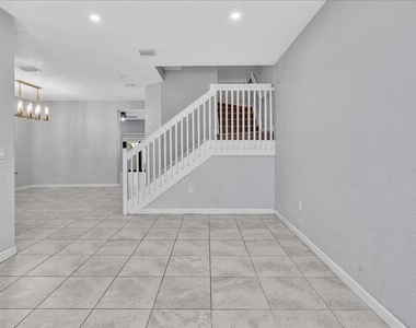 20538 Ne 2nd Court - Photo Thumbnail 5