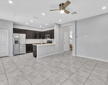 20538 Ne 2nd Court - Photo Thumbnail 11