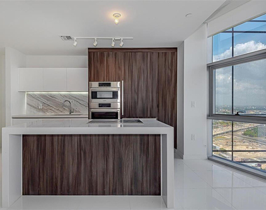 851 Ne 1st Avenue - Photo Thumbnail 9