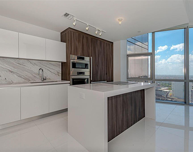 851 Ne 1st Avenue - Photo Thumbnail 1