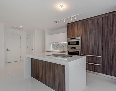 851 Ne 1st Avenue - Photo Thumbnail 8