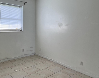 2640 Dudley Drive E - Photo Thumbnail 4
