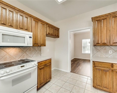 2609 Creekbend Drive - Photo Thumbnail 7